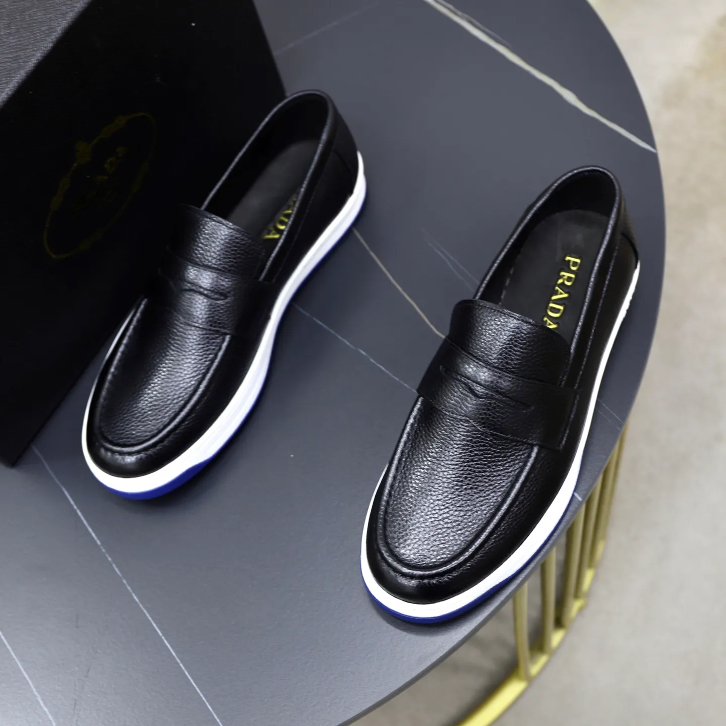 Factory price: 💰640 Prada classic men’s lace-up casual shoes | Imported cowhide upper | Upper stitching layered design, light and breathable | Soft and comfortable | Decorated with PRADA letters on the side | Distinctive sports style, showing the brand style | Lightweight concave and convex pattern rubber soles | Matched with cowhide foot pad lining | Excellent foot feel, fashionable and elegant | Size: 38-44 (45 customized)